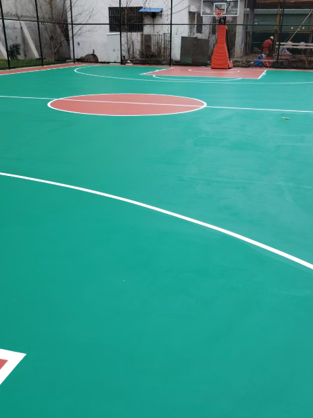 河口 球场长期使用易出现地面开裂